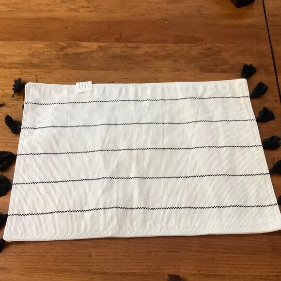Set of 6 White / Black Placemats Rectangular. - Picture 7 of 9